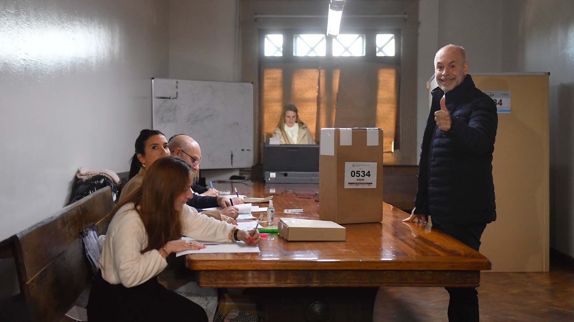 El precandidato a presidente de la Nación emitió su voto en el barrio porteño de Palermo.