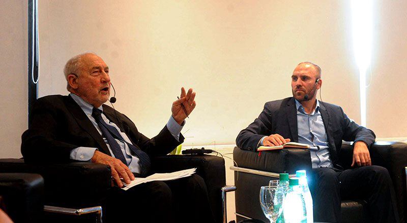 El economista premio Nobel Joseph Stiglitz y Martín Guzmán juntos en encuentro de la Facultad de Ciencias Económicas de la UNLP