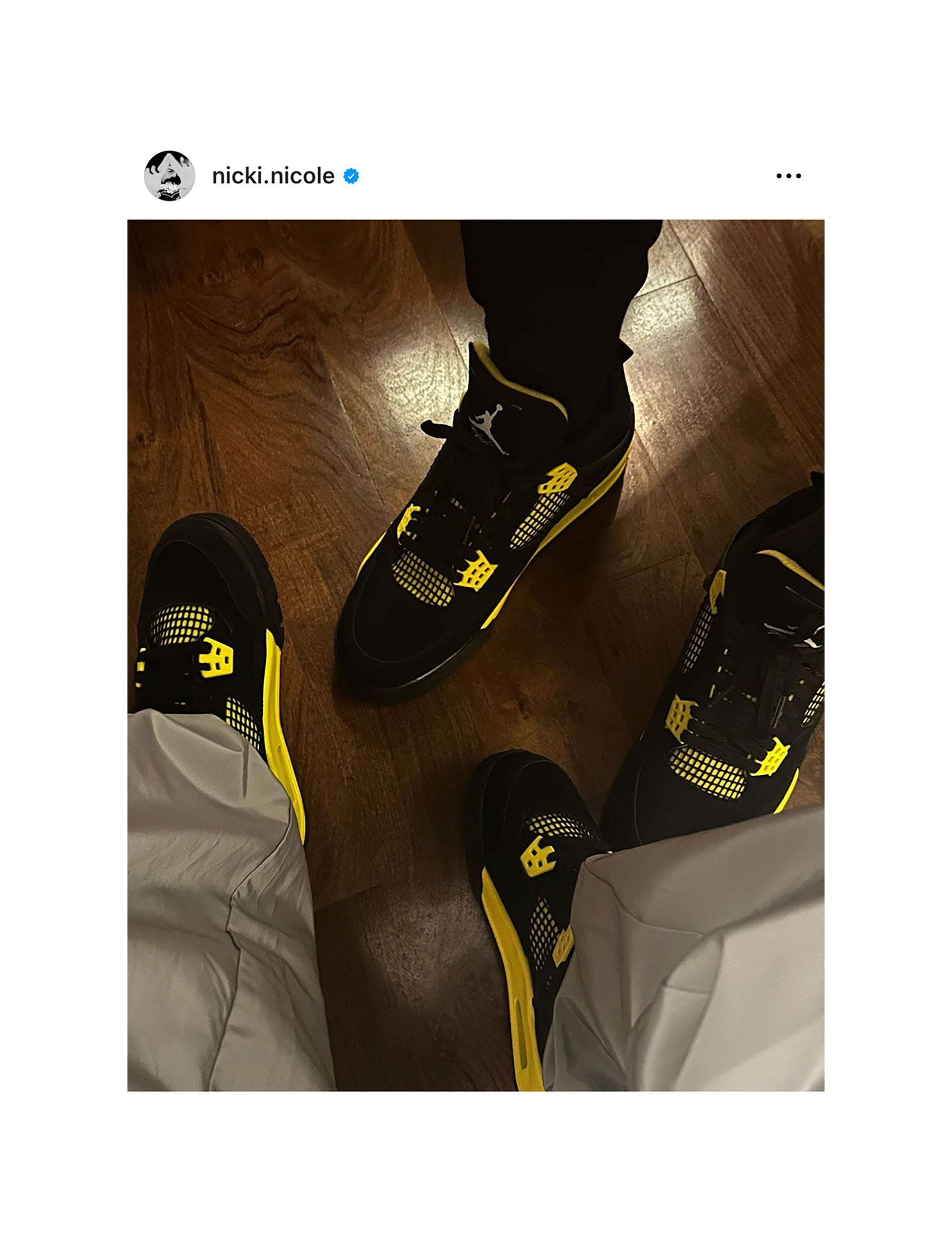 En las redes de Nicki quedó a la vista de que ambos están juntos luciendo las mismas zapatillas (Instagram)