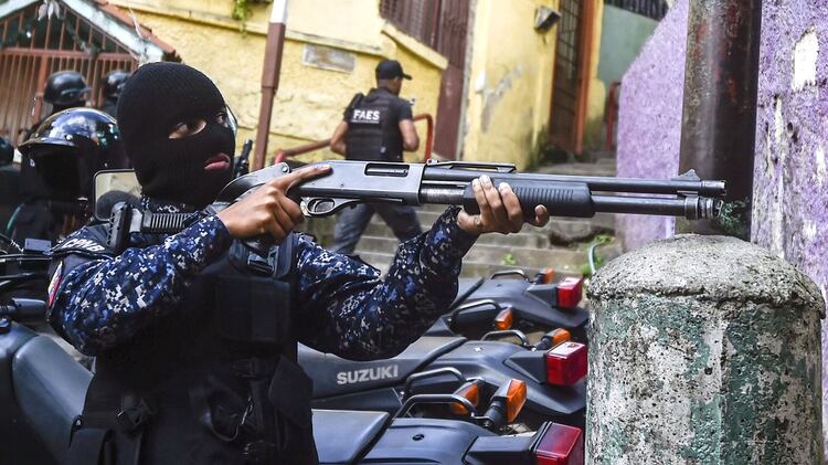 En paralelo el FAES (Fuerza de Acción Especial de la Policía Nacional Bolivariana) tomó fuerza como grupo de tareas. De manera sigilosa, sin grandes operativos y con agentes anónimos -van siempre con la cara cubierta- se ocuparon de sofocar cualquier protesta en los barrios más pobres del país.