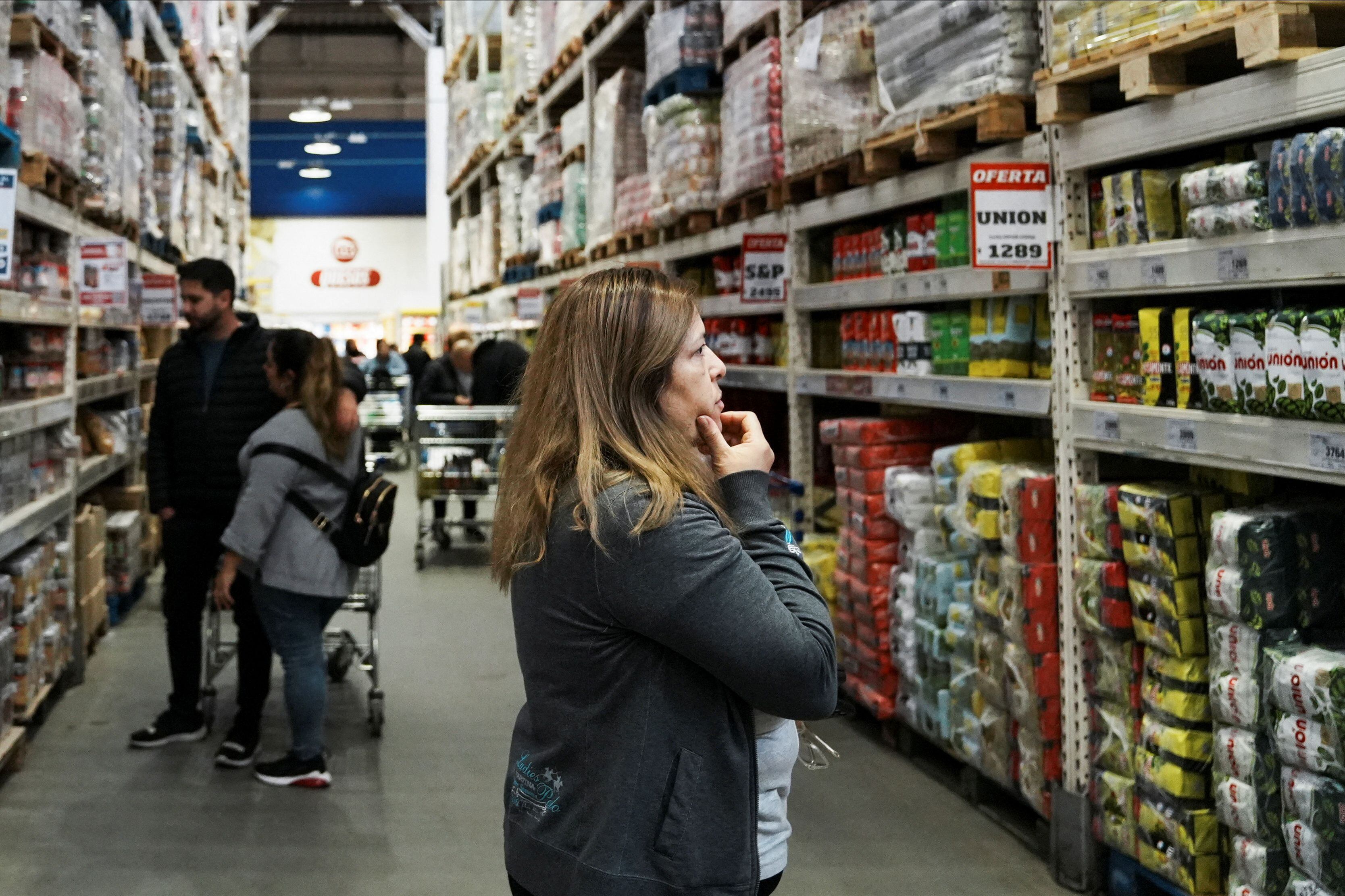 Los consumidores intensificaron su búsqueda de precios más bajos y la oferta busca su aprobación REUTERS/Irina Dambrauskas