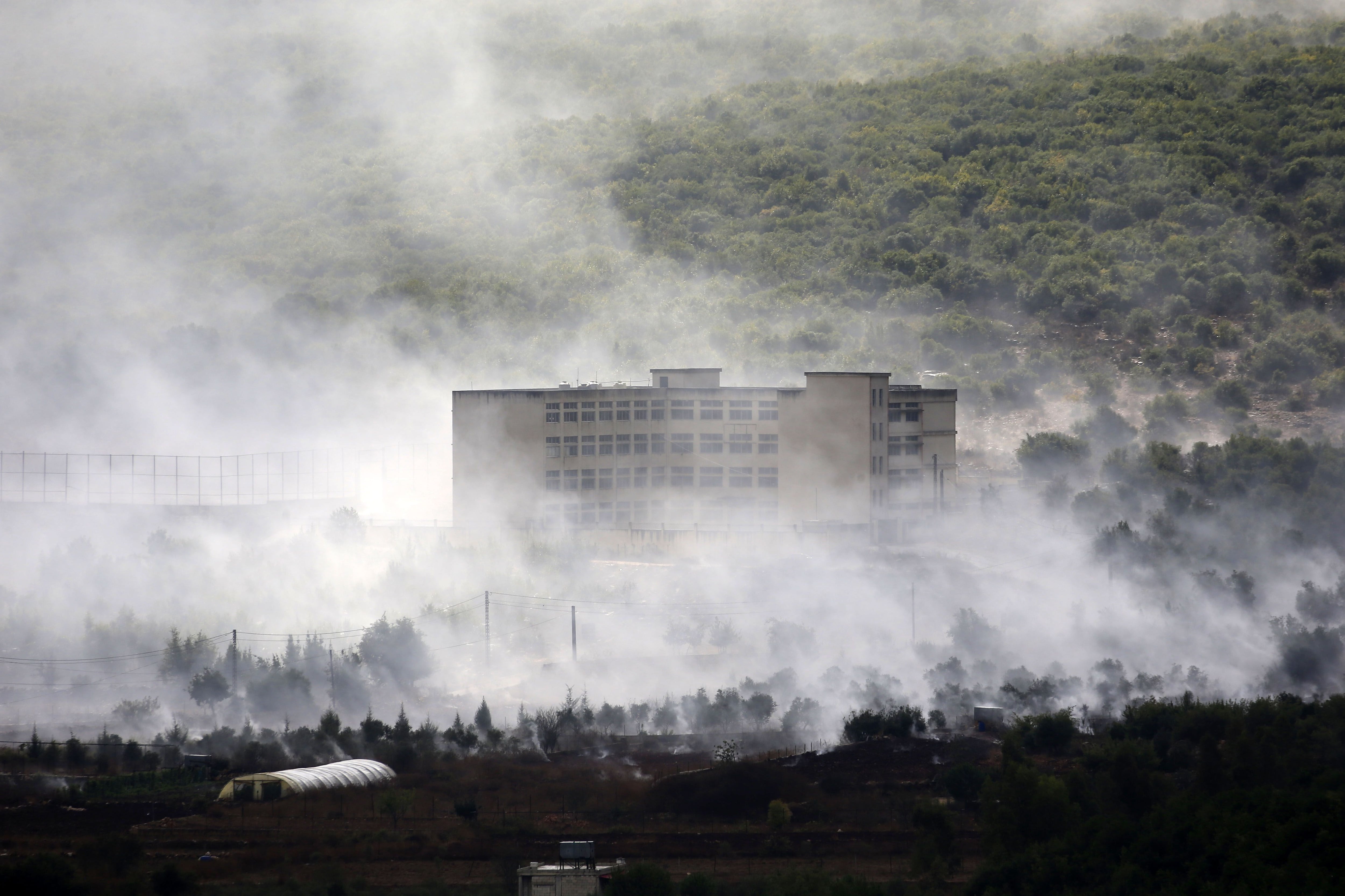 El humo se eleva tras los ataques israelíes cerca de la ciudad libanesa de Alma al-Shaab (Europa Press/Ali Hashisho) 