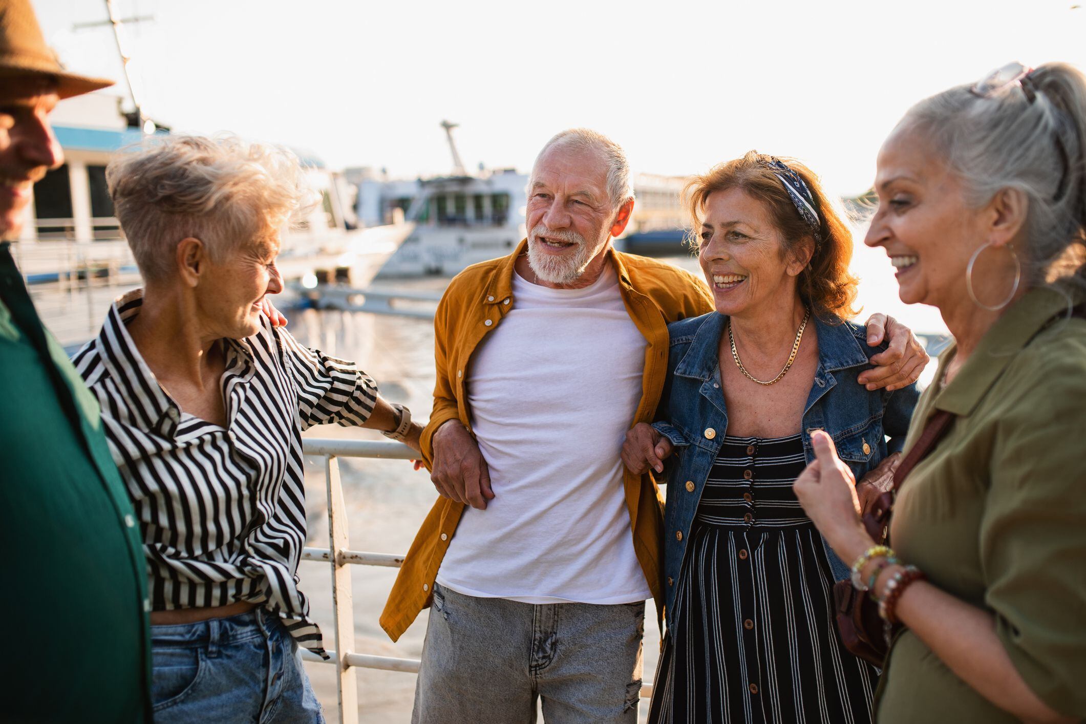 Es importante concentrarse en las relaciones positivas y dejar de lado a las personas negativas en la vida, o al menos minimizar las interacciones con ellas para obtener los beneficios para la salud de la amistad (Getty Images)