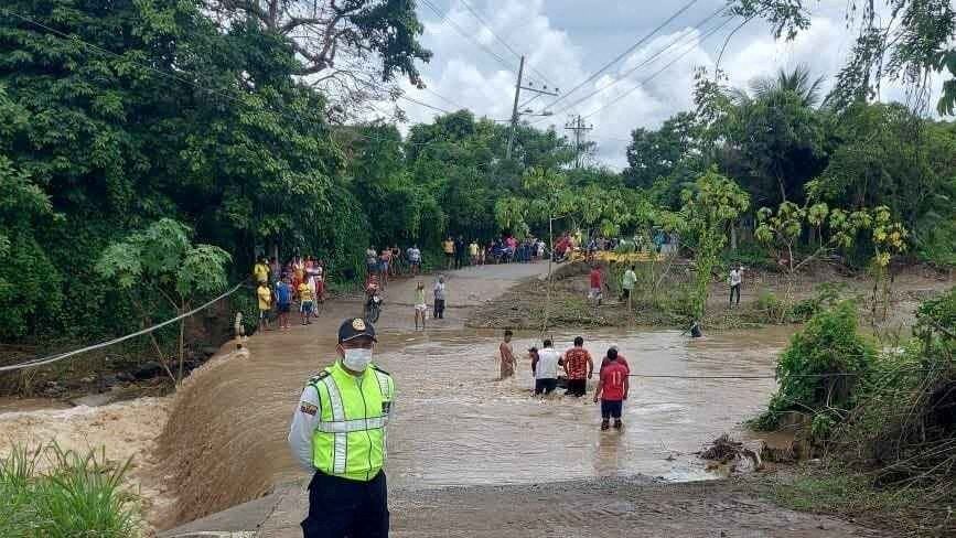 Las inundaciones han afectado a las vías de comunicación entre poblados (Comisión De Tránsito Ecuador/via REUTERS )