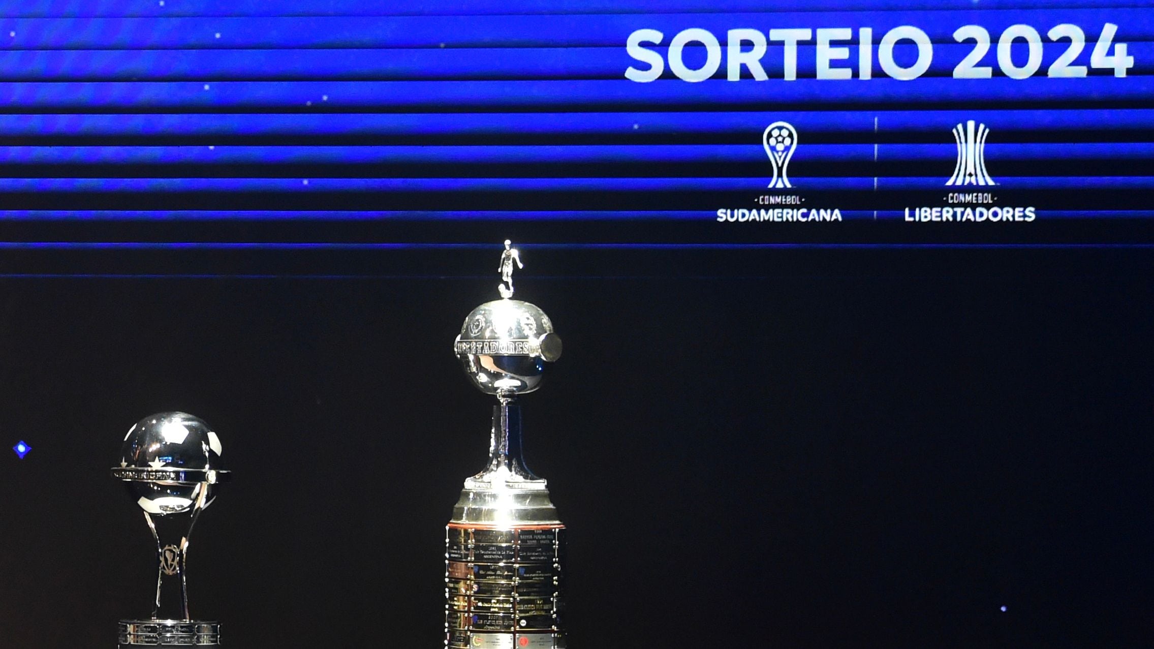 Fotografía de archivo de los trofeos de la Copa Sudamericana (i) y la Copa Libertadores. EFE/Norberto Duarte/Pool 