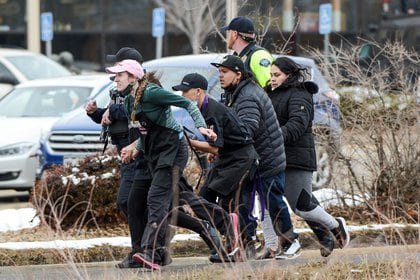 Empleados de King Soopers corren para alejarse de un tirador en Boulder, Colorado este 22 de marzo (Reuters)