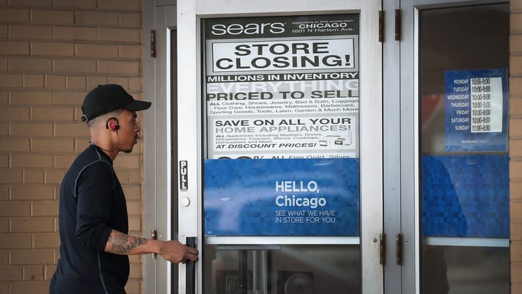 Aviso de cierre de una tienda Sears en Chicago (Getty Images)