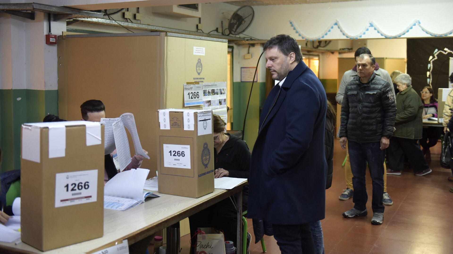 Leandro Santaro, precandidato a jefe de Gobierno de la Ciudad de Buenos Aires, votó en el barrio de San Cristóbal.  (Gustavo Gavotti)