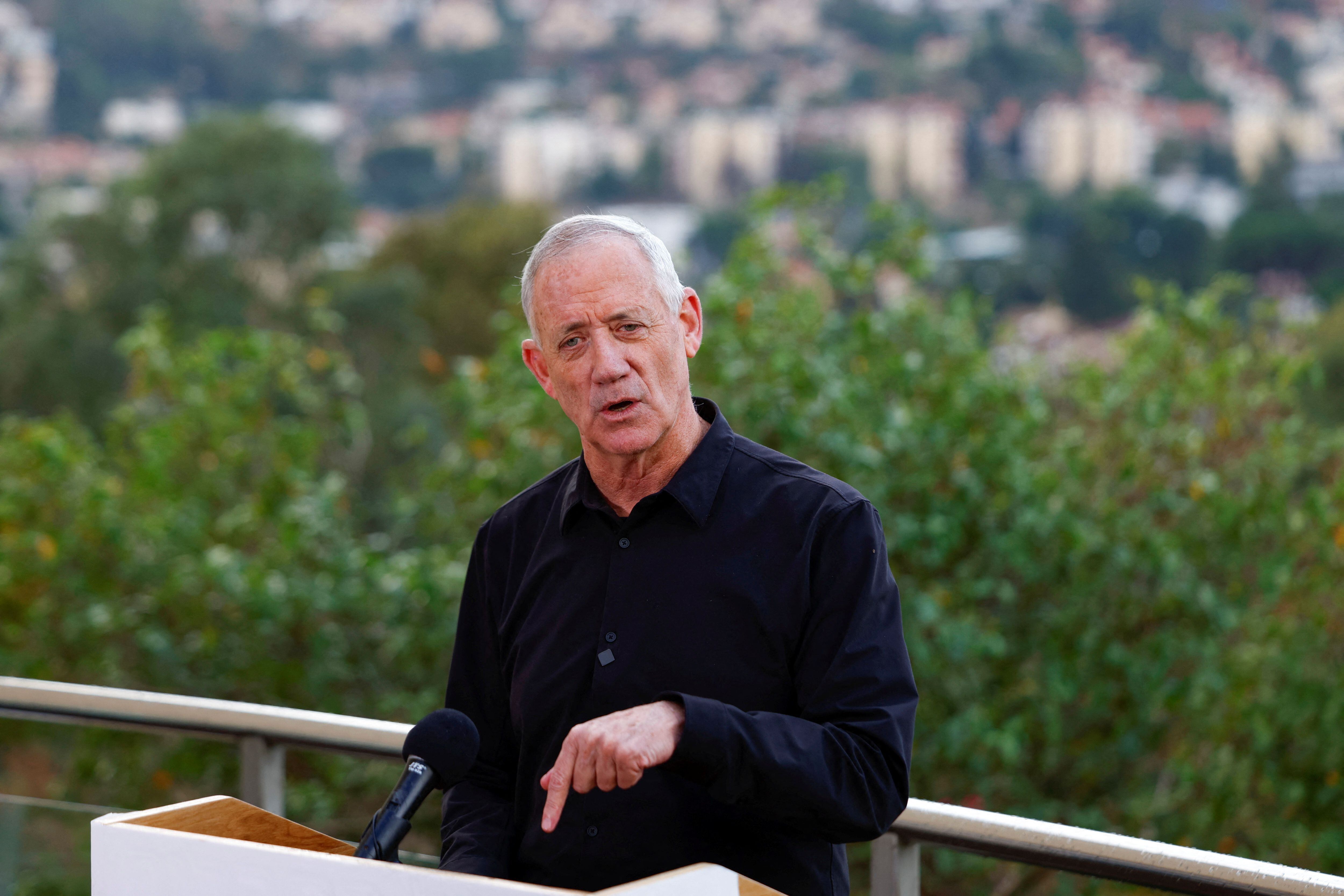 El ministro Benny Gantz se dirige a la prensa en Kiryat Shmona, Israel, el 14 de noviembre de 2023. REUTERS/Evelyn Hockstein