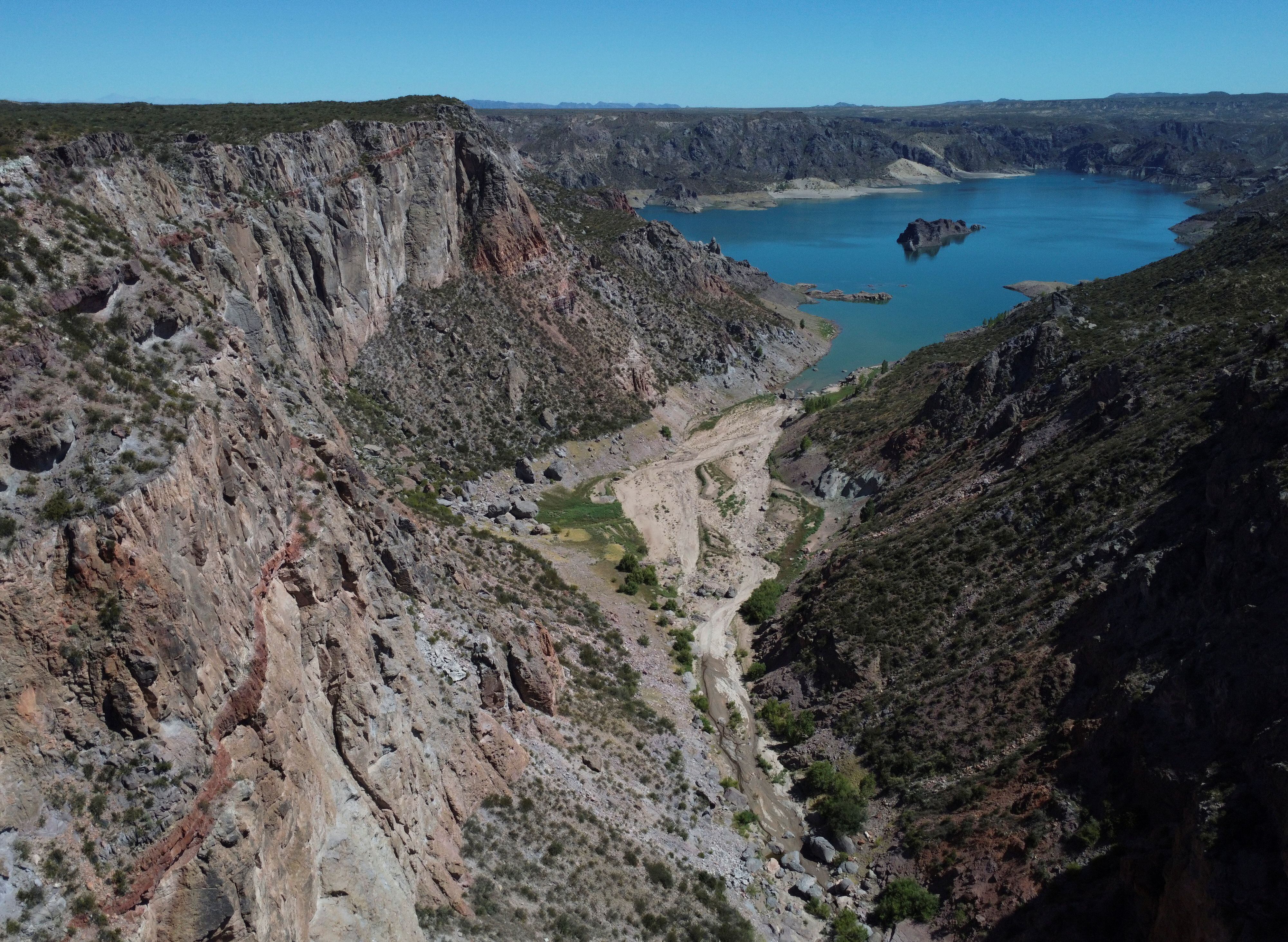 El Cañón del Atuel, uno de los atractivos de Mendoza, que ve al turismo internacional como un probable "salvador" de temporada
REUTERS/Agustin Marcarian