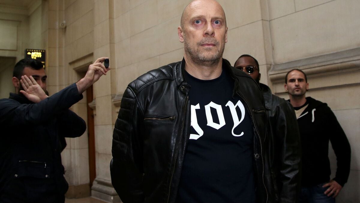 Alain Soral, líder del grupo de extrema derecha francés Egalite et Reconciliation durante su comparecencia ante un tribunal por discriminación racial. (AFP/Delphine Goldsztejn)
