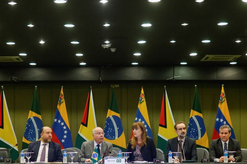 Foto del jueves de los ministros de Asuntos Exteriores de Brasil, Mauro Vieira, Venezuela, Yvan Gil, y Guyana, Hugh Todd, en una reunión en Brasilia (Ene 25, 2024. REUTERS/Adriano Machado)