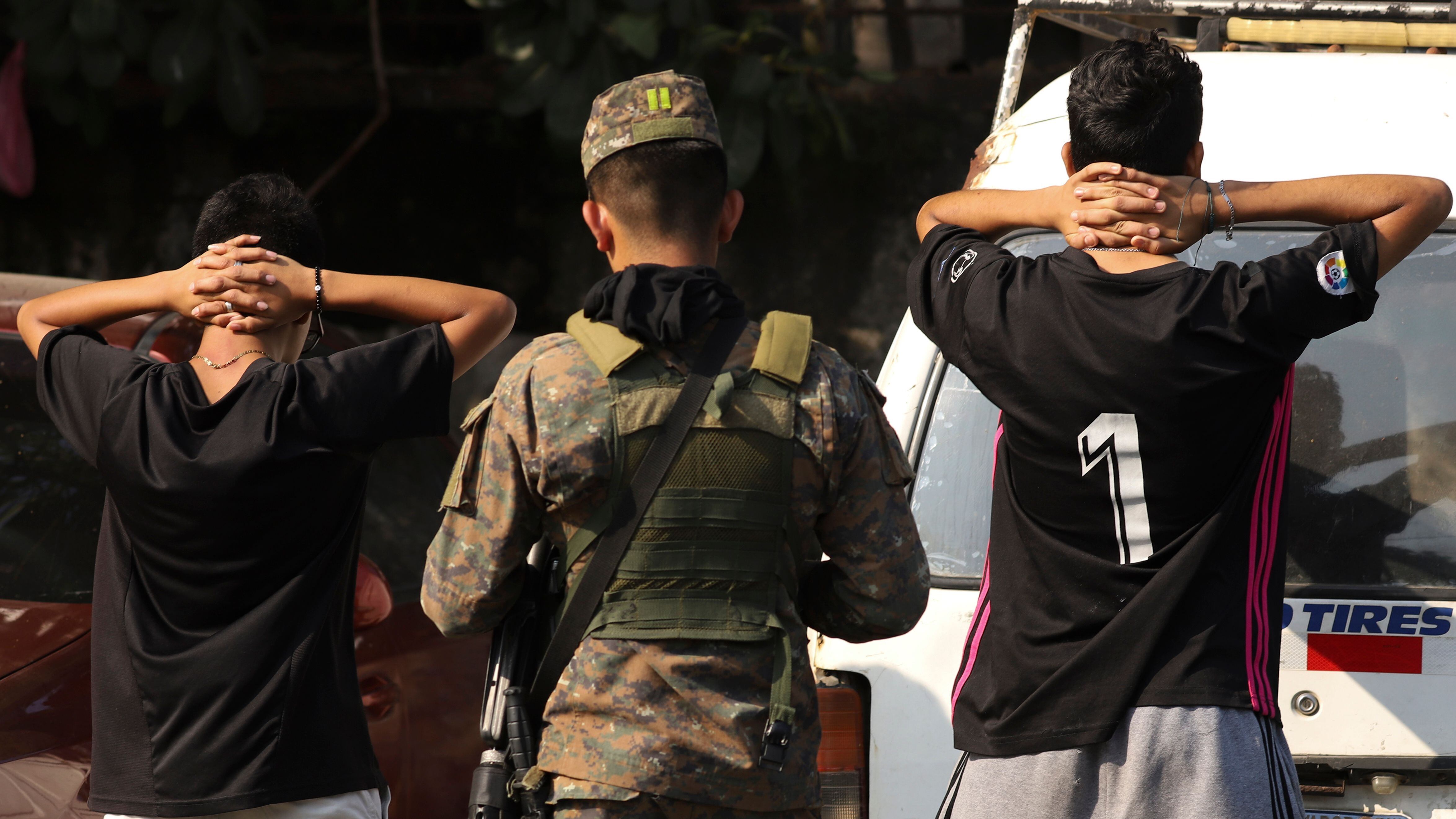 Un militar comprueba la identidad de dos jóvenes  (AP Foto/Salvador Melendez)