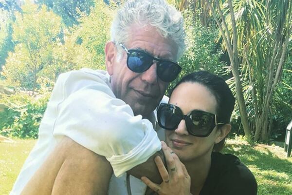 Anthony Bourdain y Asia Argento se conocieron en el 2016 durante grabaciones de su programa, Parts Unknown de CNN