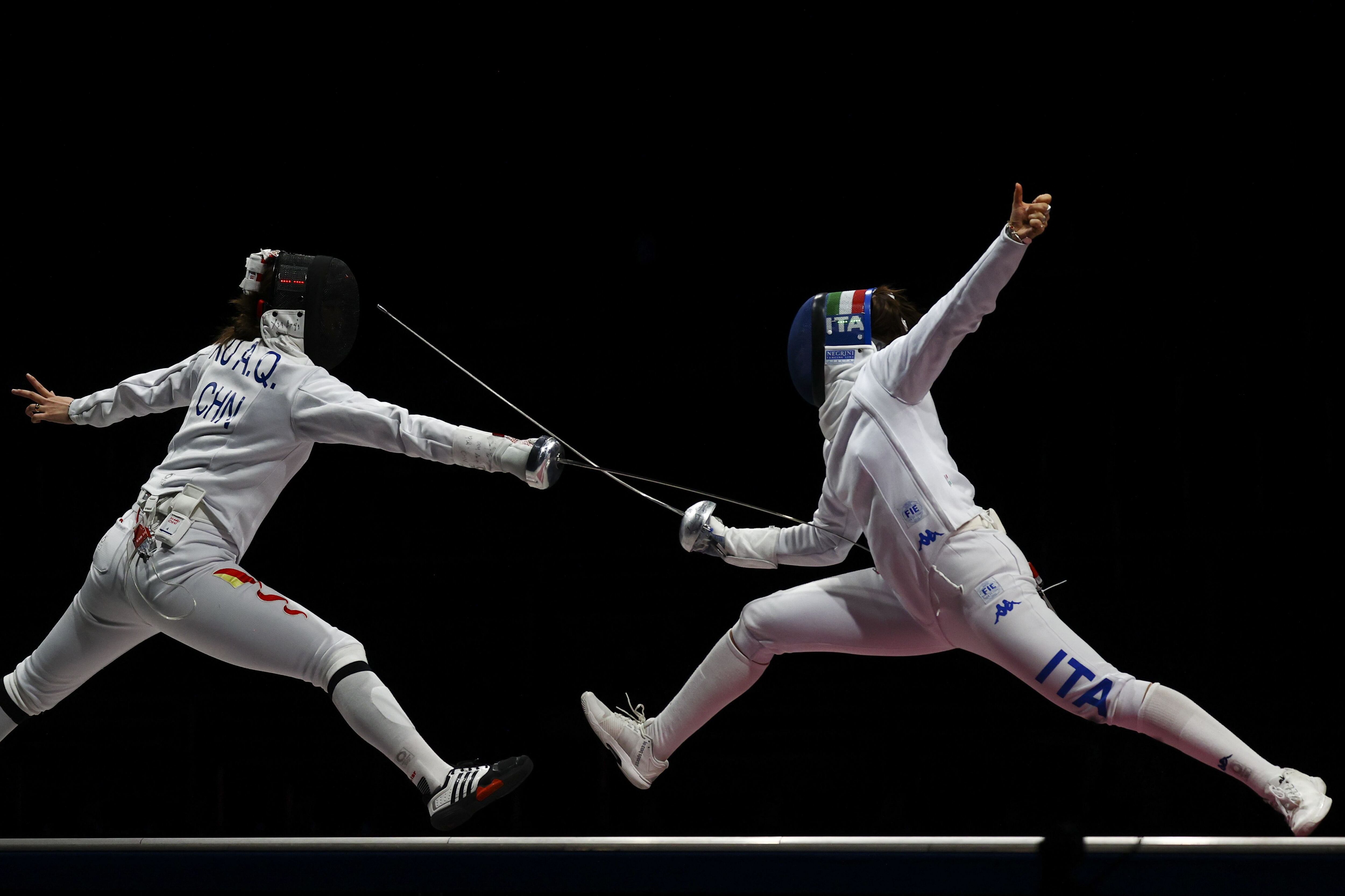 Federica Isola de Italia en el duelo de esgrima contra Xu Anqi de China.