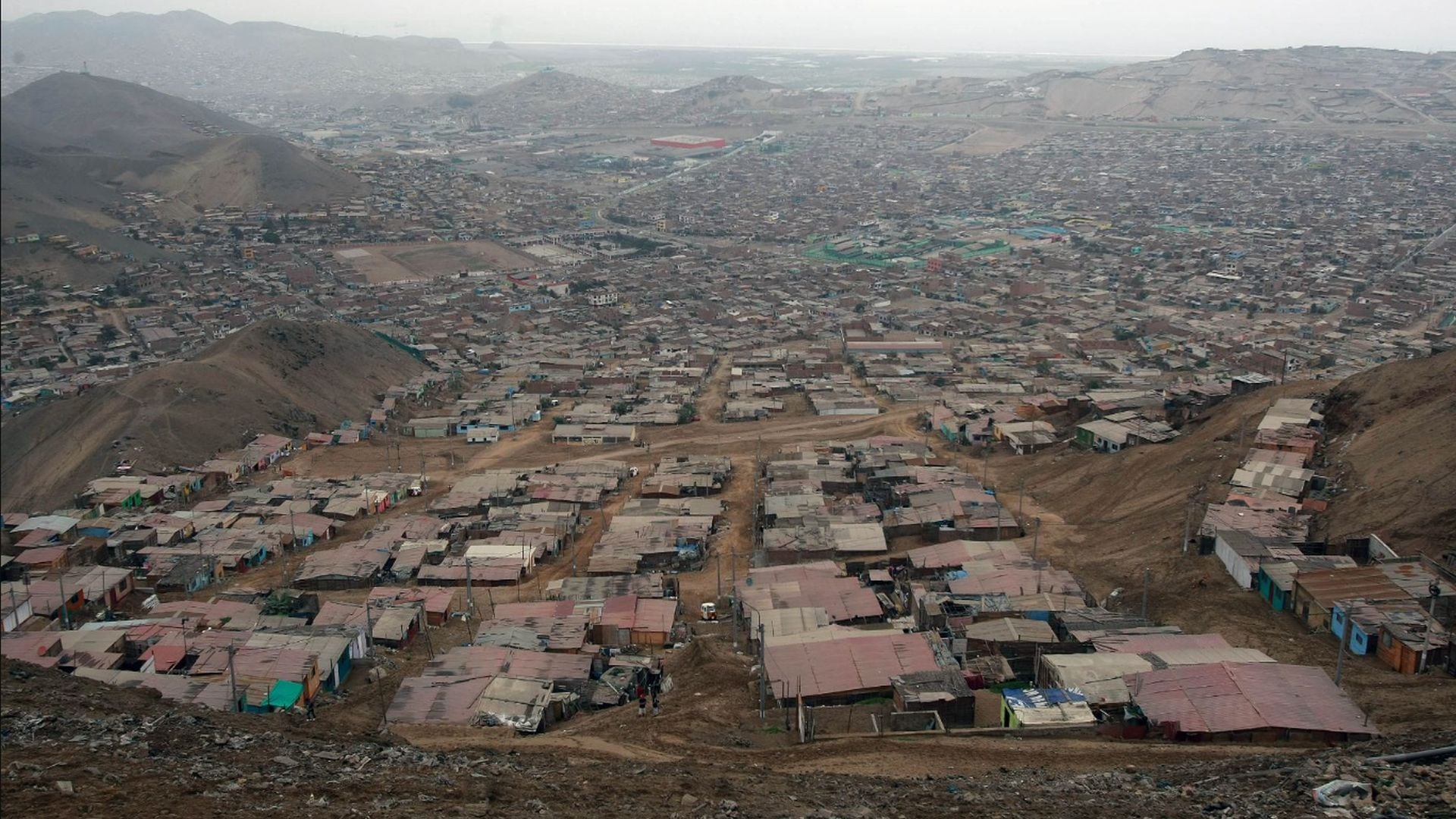 Las urbanizaciones y asociaciones de vivienda multiplicaron la población de Ventanilla en los 70, pero también agravaron problemas como la escasez de agua y la falta de transporte adecuado. (Andina)