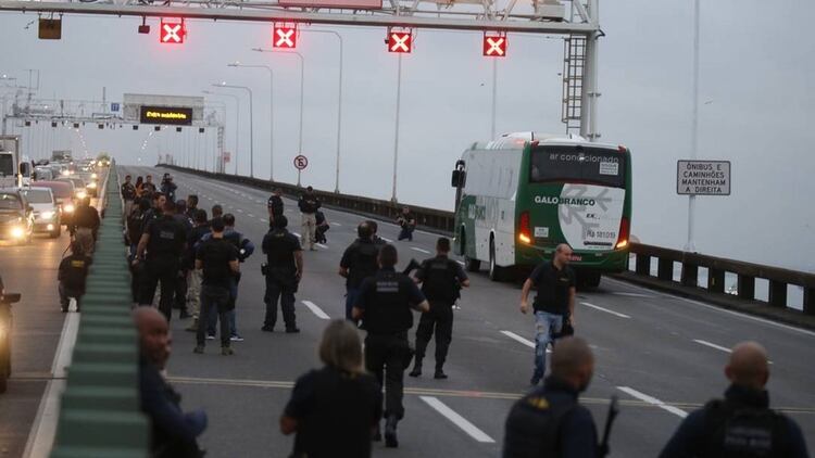 El ómnibus con los rehenes, sobre el punete Río-Niteroi (globo.com)