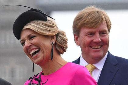 El rey está profundamente enamorado de Máxima, le gusta que ella brille. Adora su humor, su inteligencia y su calidez. Pero, dicen los periodistas especializados, es ella la que manda en palacio (AFP)