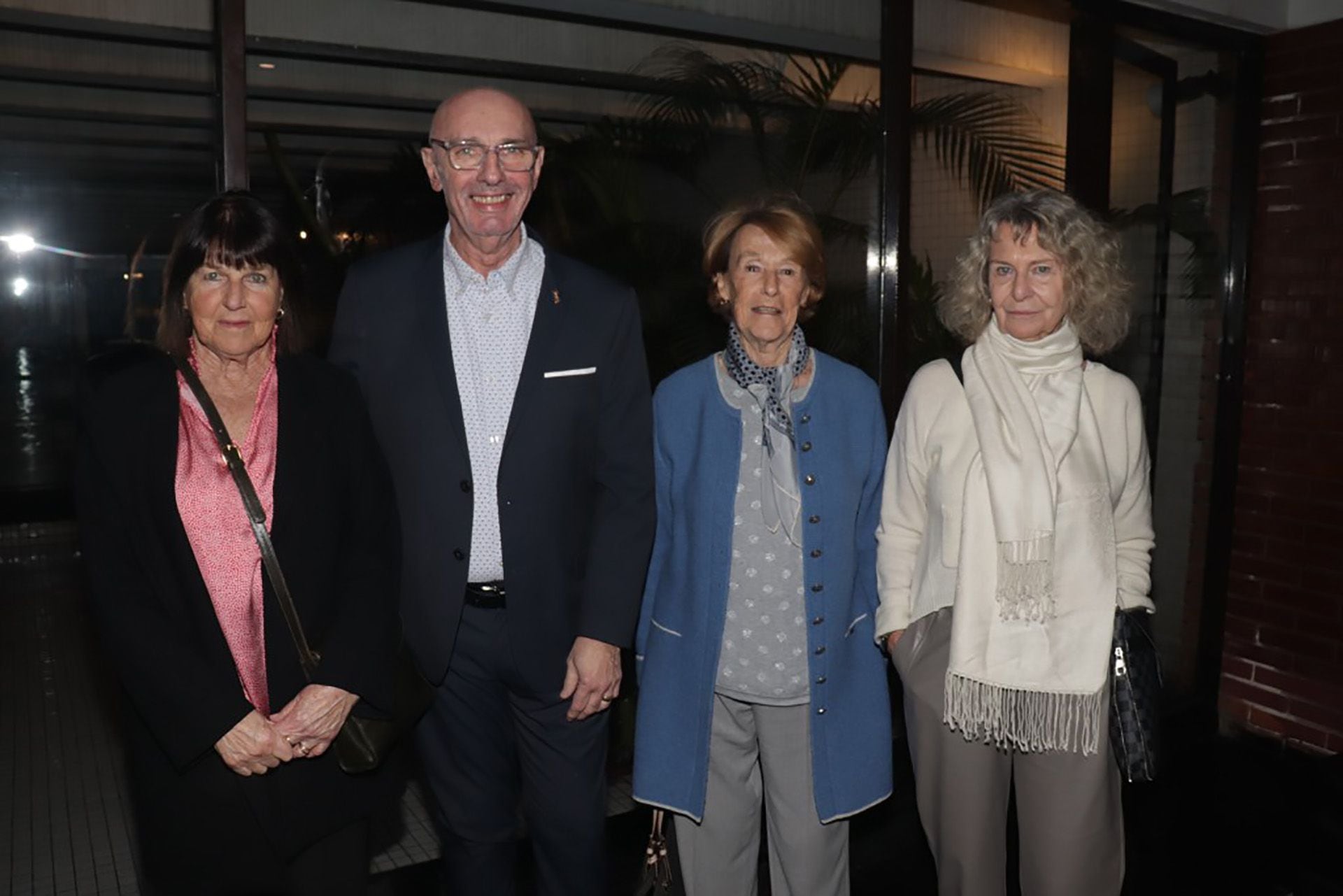 Eduardo Gálvez junto a Magdalena Pereyra Lucena, Elena Basavilbaso y Solange Barbará