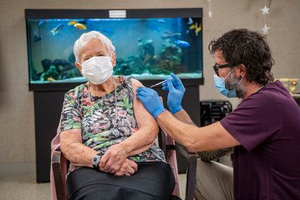 Una Mujer De 90 Anos Primera En Recibir La Vacuna Contra La Covid En Suiza Infobae