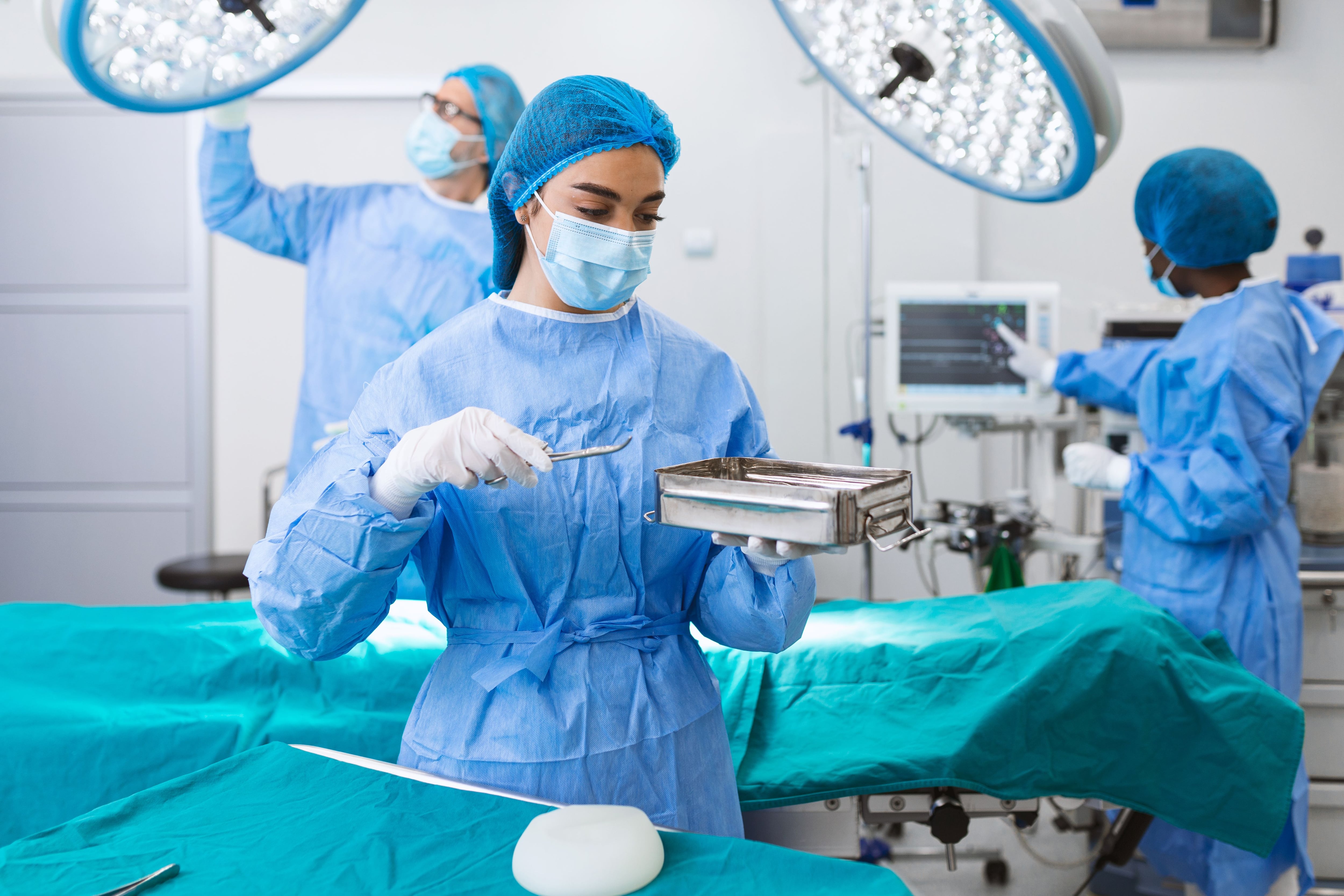 Personal sanitario con mascarillas quirúrgicas (Shutterstock)