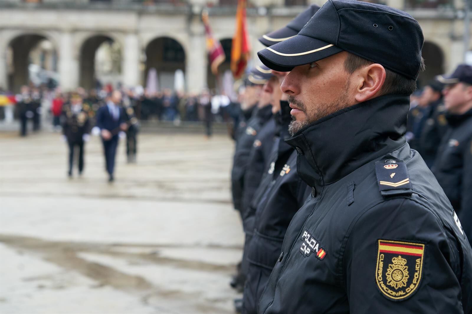 13/01/2024 Varios agentes durante la celebración del bicentenario de la Policía Nacional, en la Plaza de España, a 13 de enero de 2024, en Vitoria-Gasteiz, Álava, País Vasco (España). La Policía Nacional celebra el 200 aniversario de su creación con un acto en el que se realiza el izado de la bandera de España. Además, se rinde un homenaje a los agentes fallecidos como consecuencia de actos terroristas cometidos por ETA en el País Vasco. POLITICA Carlos González - Europa Press 