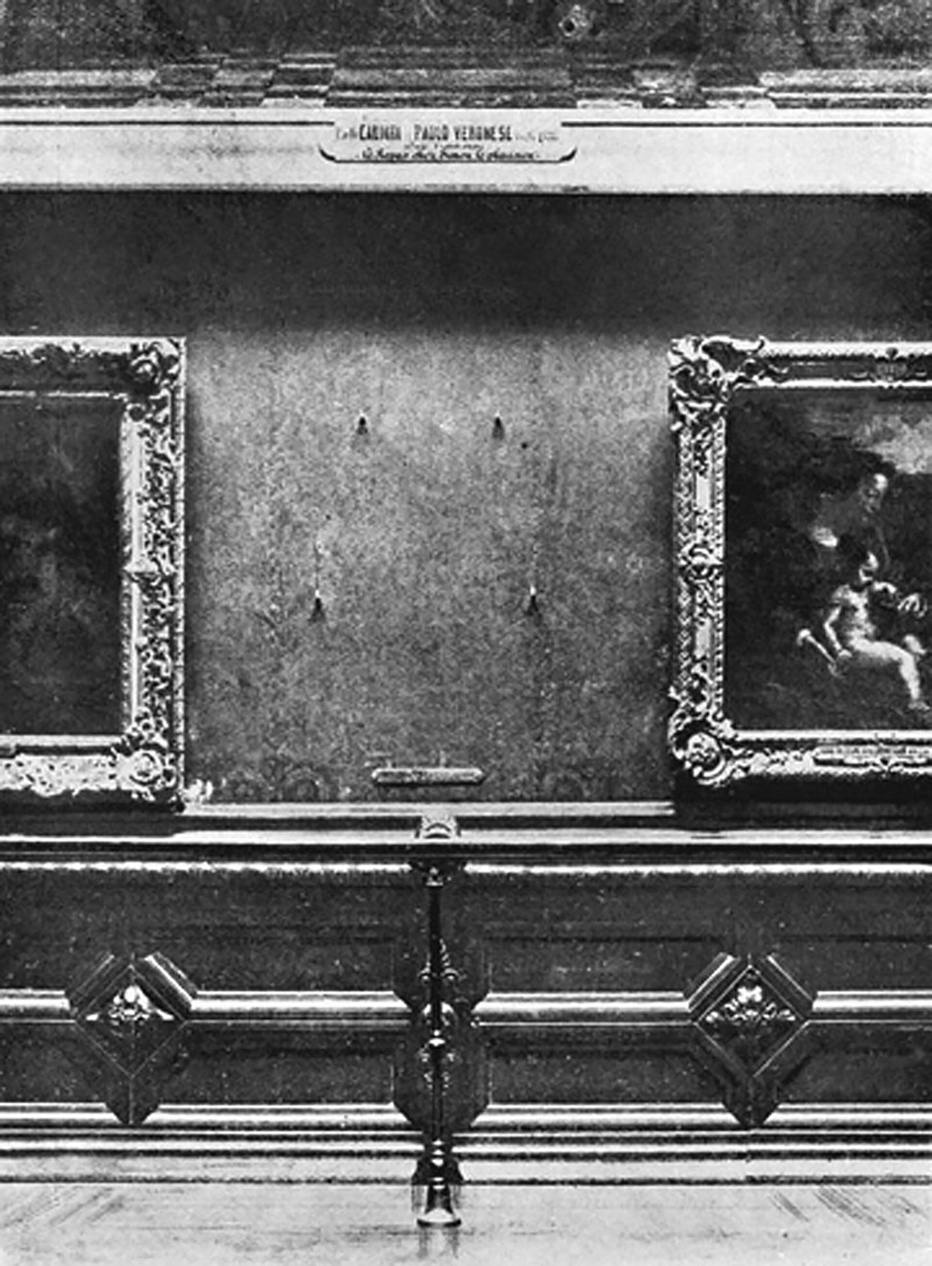 El robo de la Mona Lisa en 1911. En el lugar donde estaba la célebre obra quedaron cuatro bulones simétricos (Mary Evans Picture Library / The Image Works)