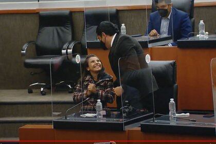 Adhara sonríe antes de abrazar a su padre, Jorge Luis Pérez, quien estuvo en la ceremonia con su esposa Nallely Sánchez (Captura de pantalla: Senado de México)