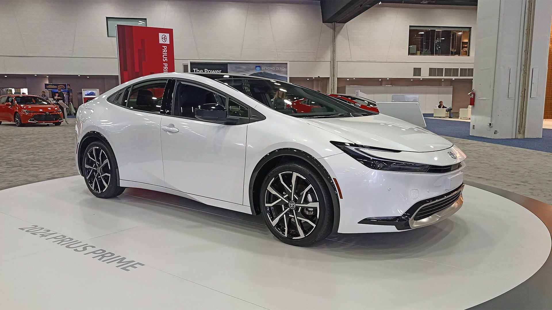 A pesar del interés por las pick-up de grandes dimensiones, Toyota sigue apostando por los híbridos y exhibe el nuevo Prius en un lugar destacado de su stand en Detroit