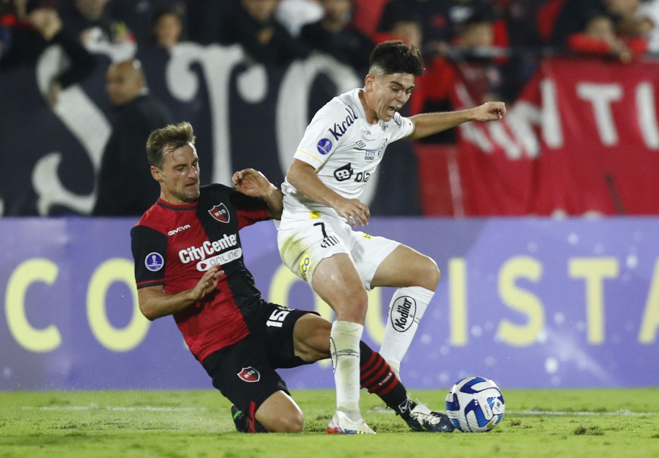 Daniel Ruiz durante el partido de Santos contra Newells por la Conmebol Sudamericana. REUTERS/Agustín Marcarián