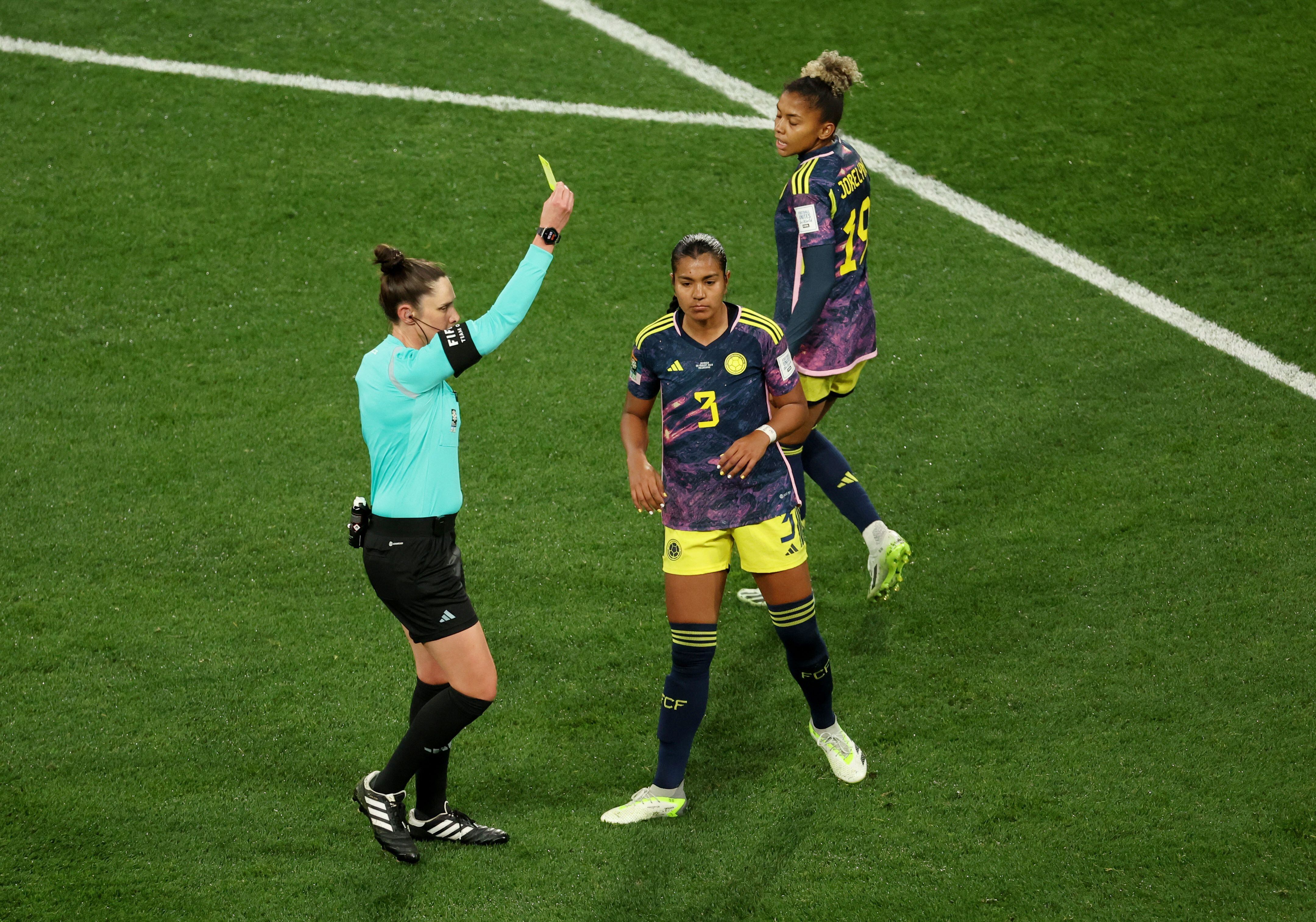 La selección Colombia Femenina ha recibido seis tarjetas amarillas en el torneo y Manuela Vanegas es la única que ha sido sancionado por acumulación de tarjetas. Foto: REUTERS/Asanka Brendon Ratnayake