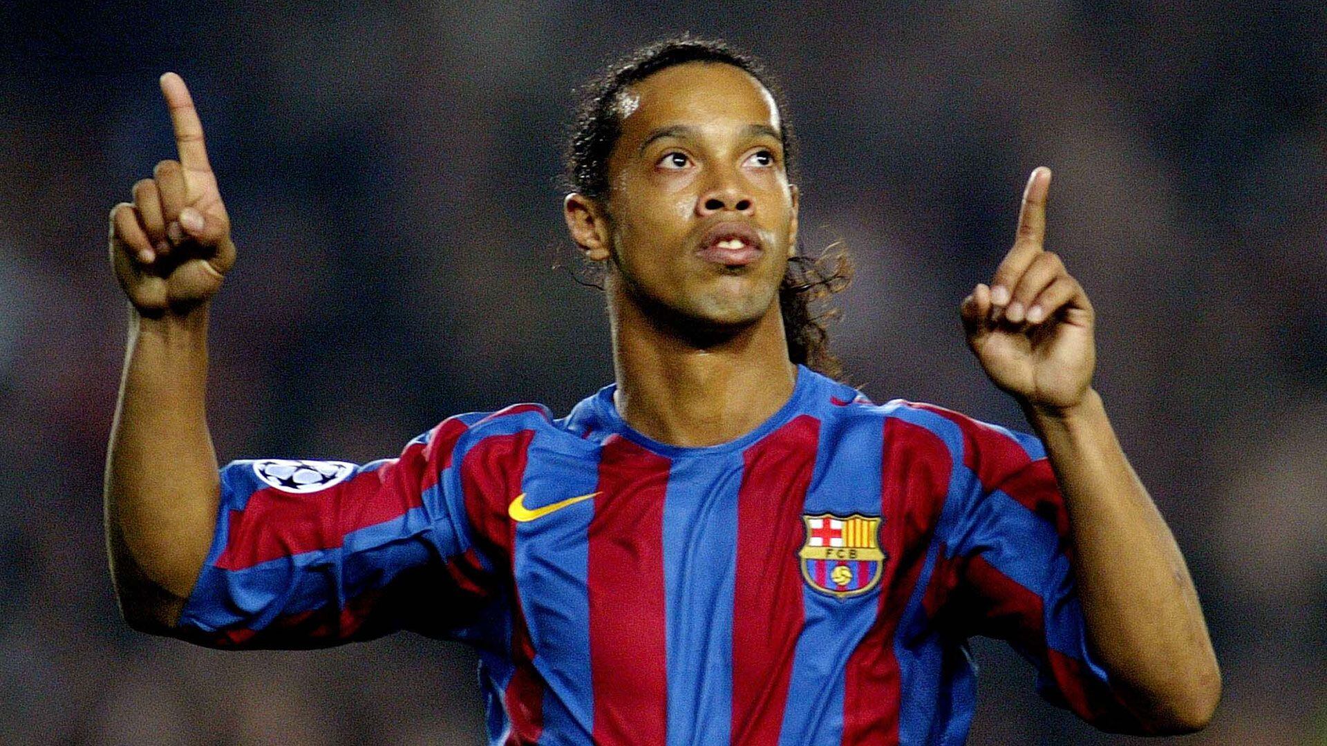 Ronaldinho llegó a Barcelona proveniente del PSG y enseguida se convirtió en estrella (AFP)