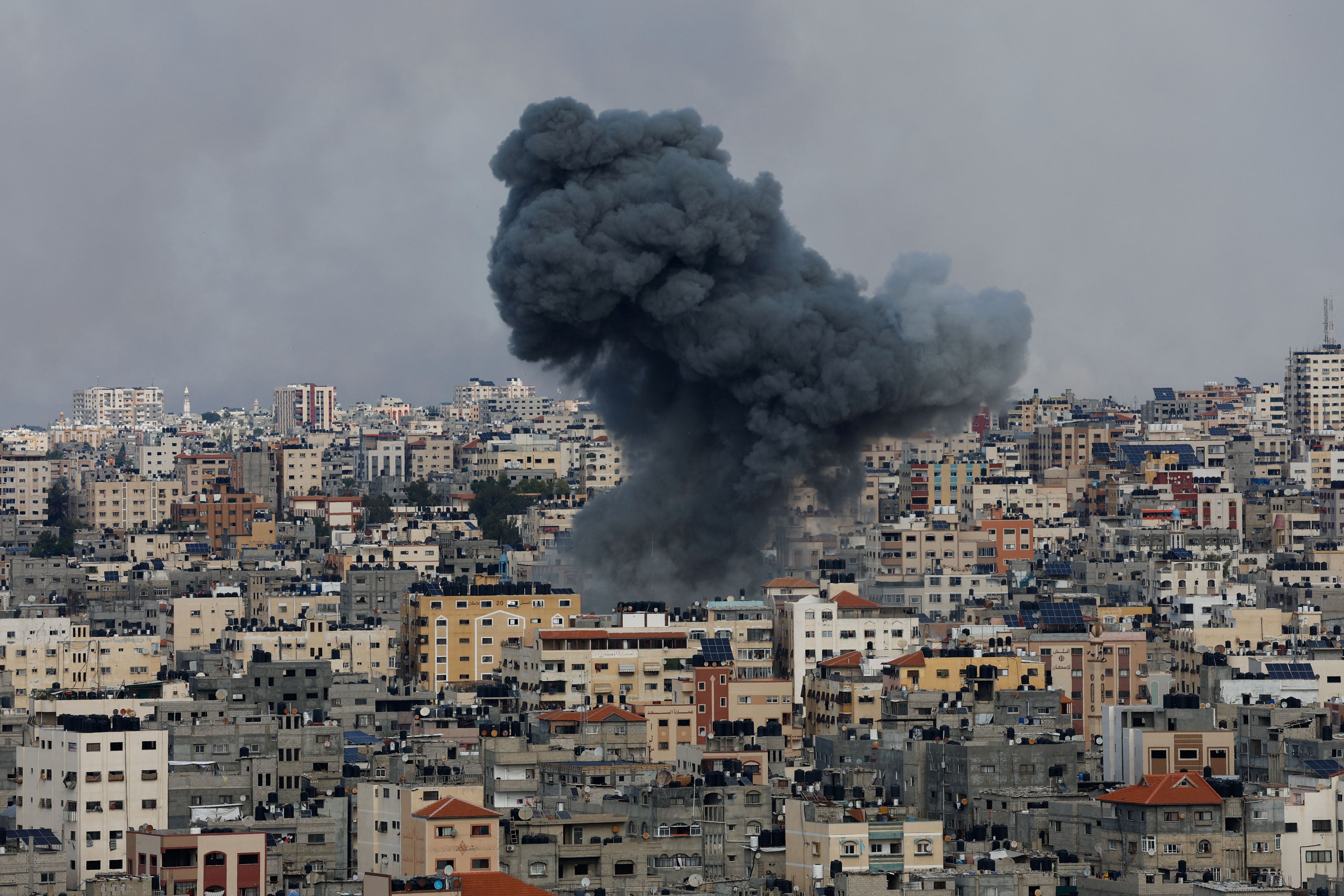 El humo se eleva tras los ataques israelíes en Gaza, 7 de octubre de 2023. REUTERS/Mohammed Salem