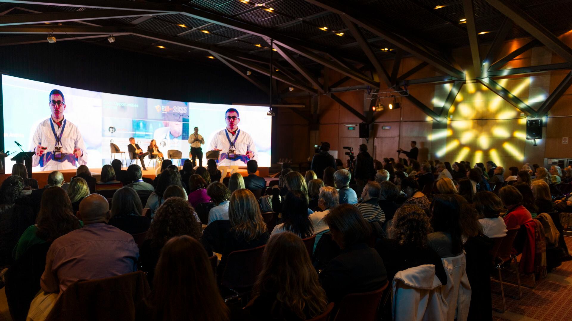 Silver Economy Forum Latam, un panel de especialistas diserta, en la sede de la UCA en Buenos Aires, sobre la gestión del talento y la edad, la diversidad etaria como la nueva diversidad, el aprendizaje continuo