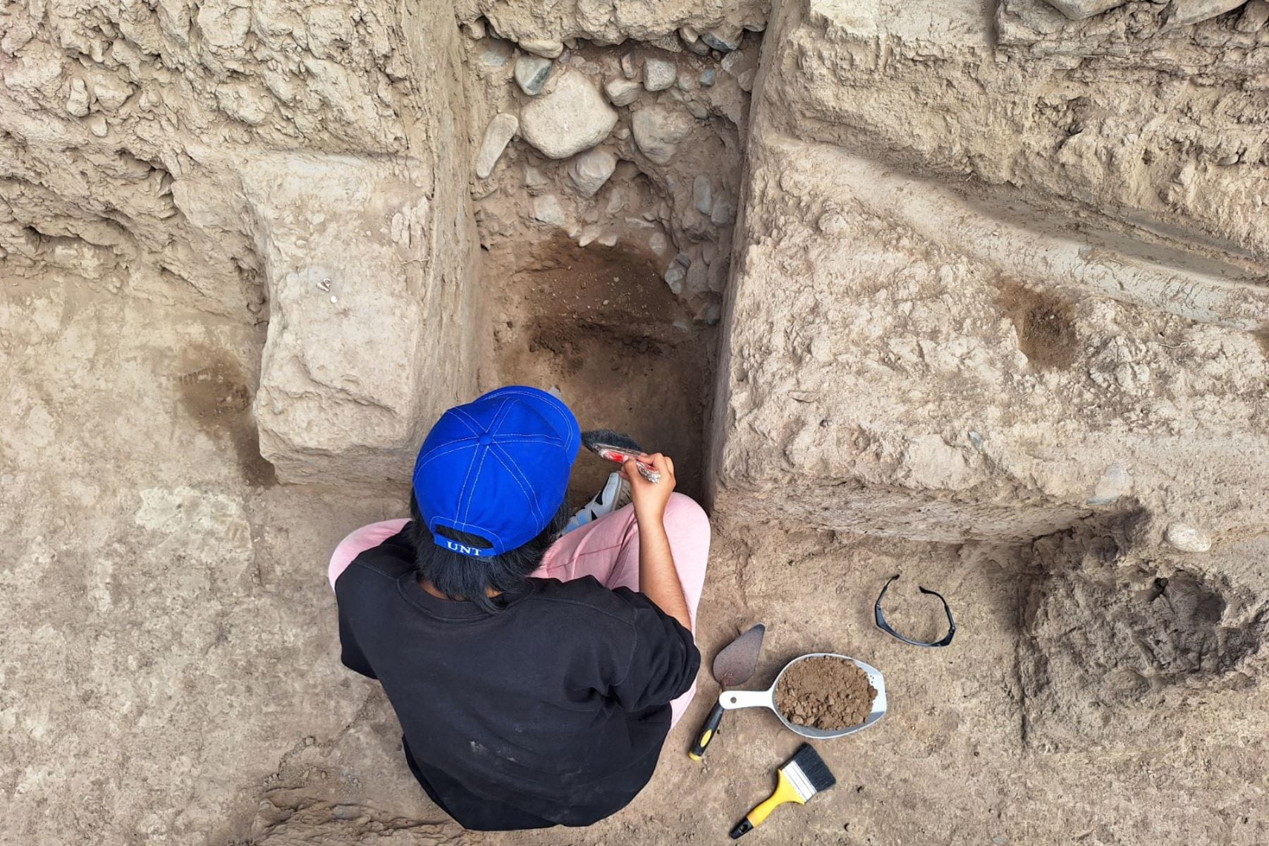 Tesista especialista en arqueología halló dos nichos en la Huaca Tomabal del Valle de Virú. Éstos presentan un escalonamiento curveado que viene siendo limpiado con sumo cuidado. Foto: Agencia Andina.