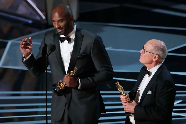 Kobe Bryant y Glen Keane en los premios Oscar de 2018/ REUTERS