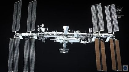 Questo screenshot da una trasmissione in diretta della NASA mostra la Stazione Spaziale Internazionale presa dalla navicella spaziale Crew Dragon di SpaceX prima dell'attracco il 24 aprile.  NASA / AFP