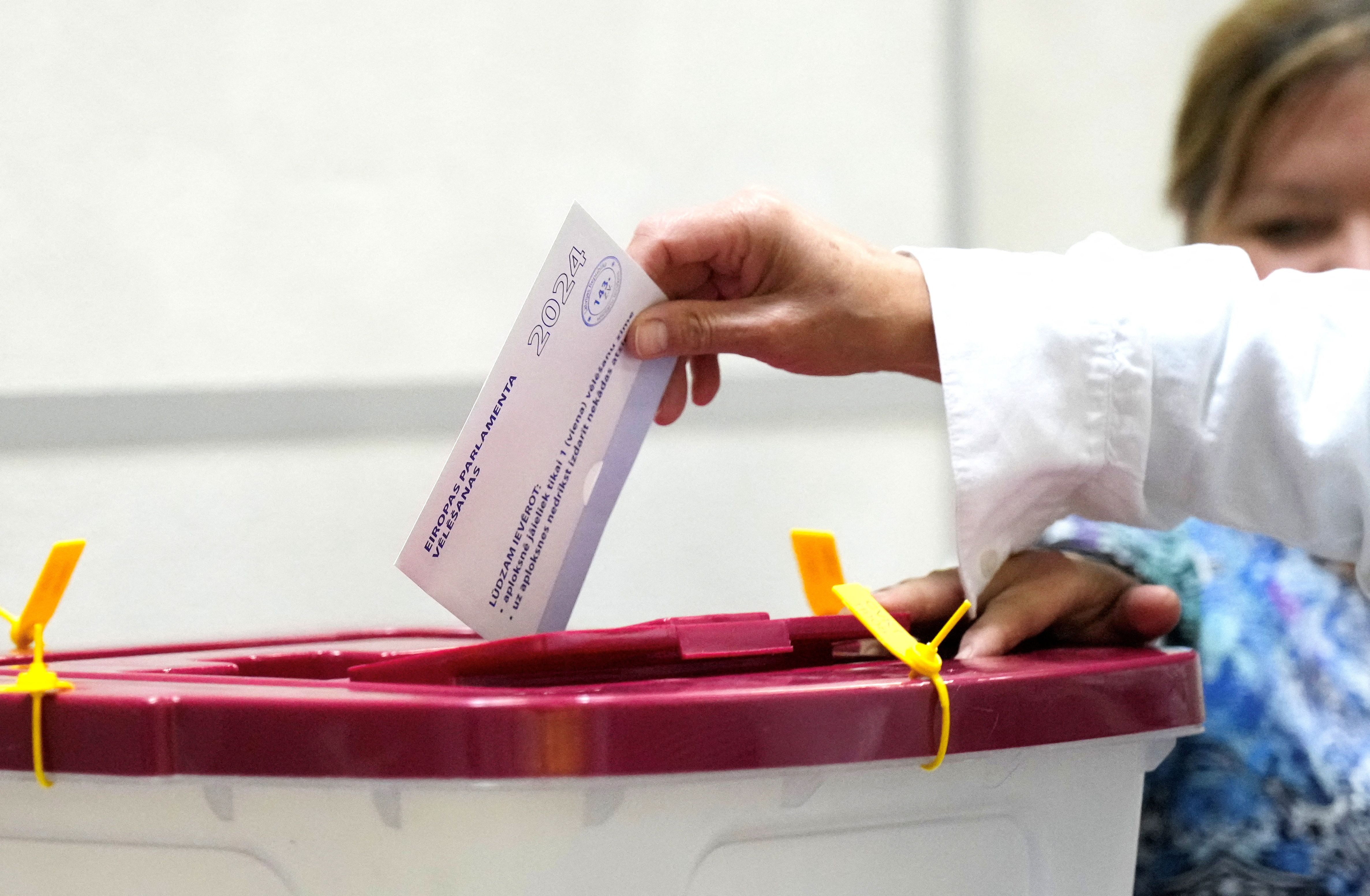 Una mujer vota en Riga (REUTERS/Ints Kalnins)
