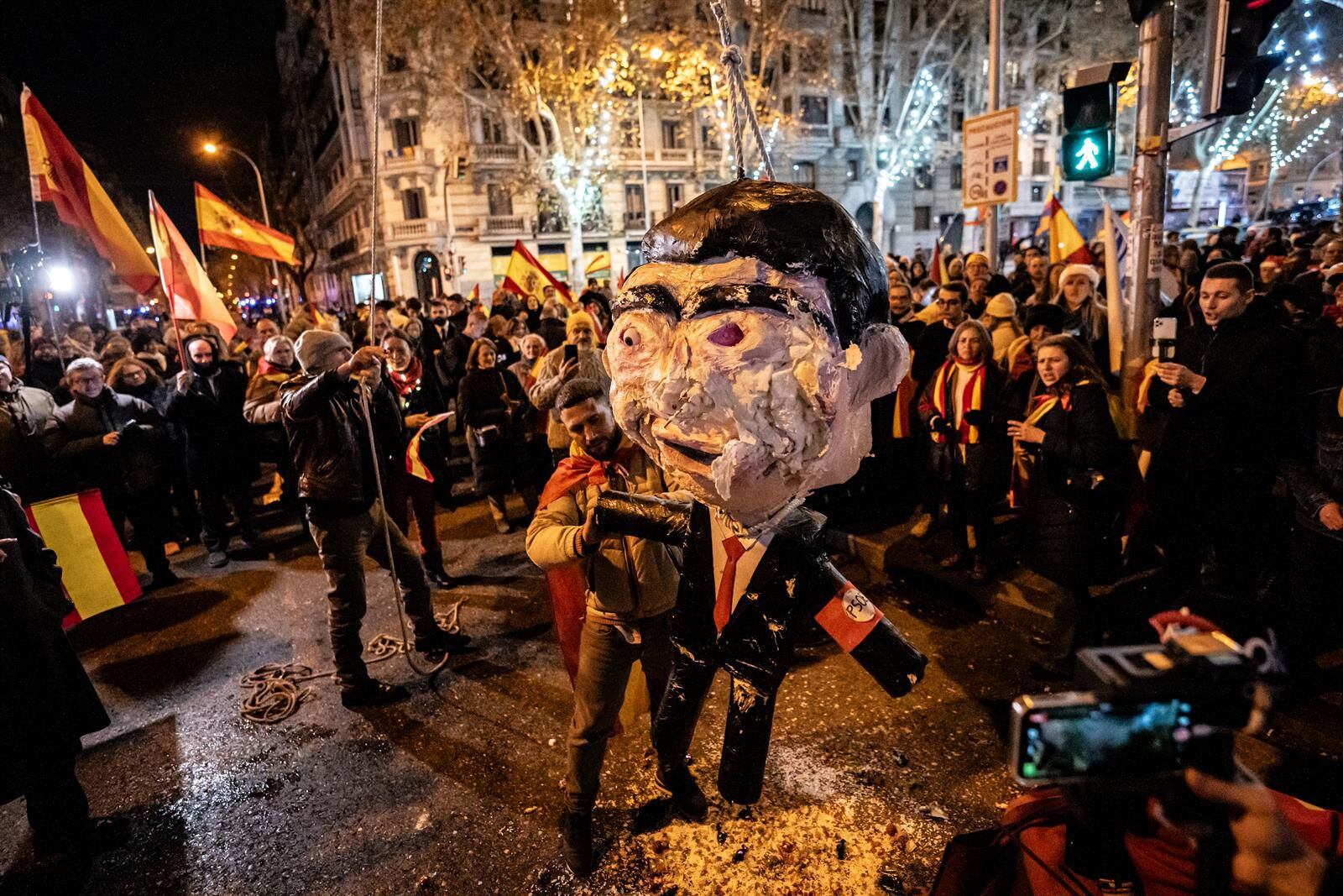 01/01/2024 Decenas de personas celebran la entrada del año nuevo en la calle Ferraz, a 1 de enero de 2024, en Madrid (España). 