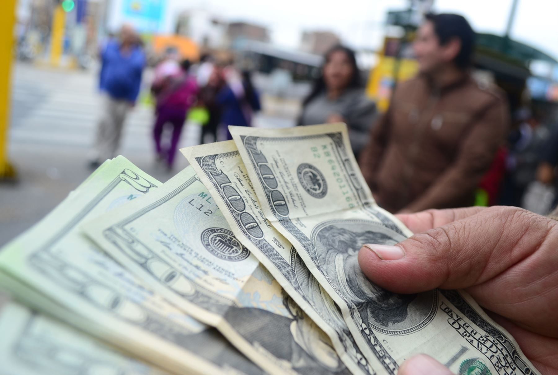 El dólar sigue con tendencia a la baja en el Perú. Foto: Andina