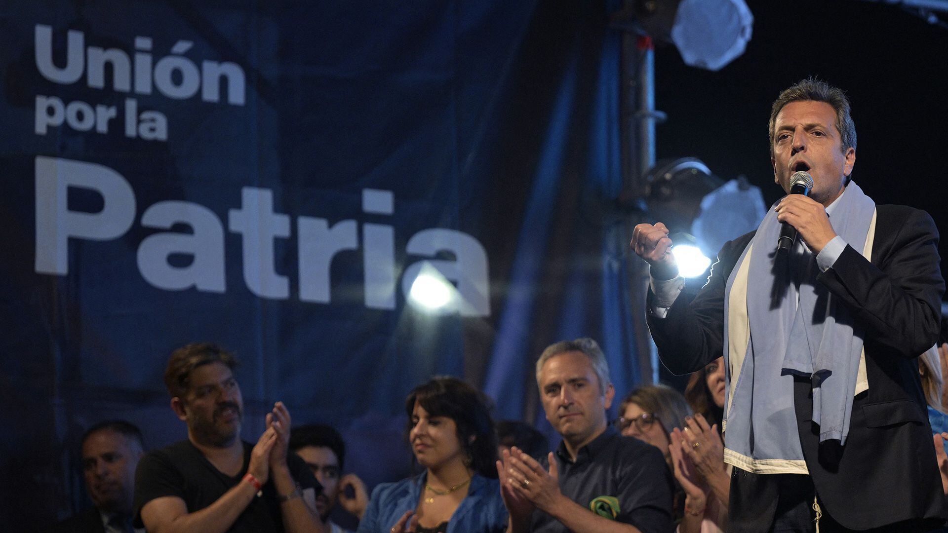 Sergio Massa en el momento que brindó un mensaje a la militancia que esperó afuera del Complejo C (Photo by JUAN MABROMATA / AFP)