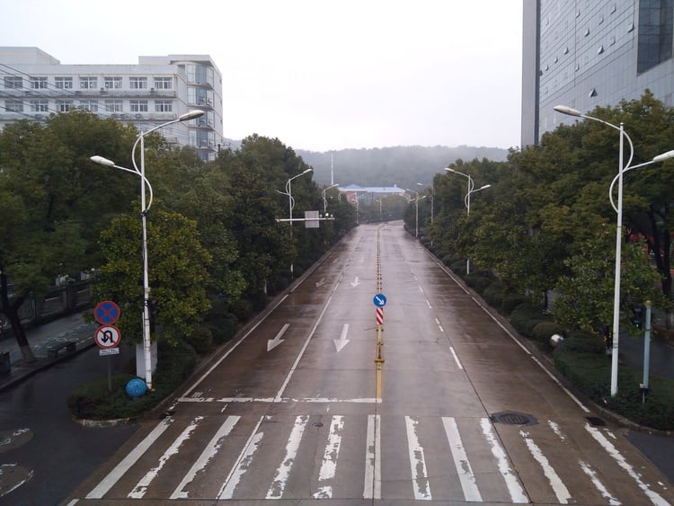 Una calle vacía en la ciudad de Wuhan, en China. Foto via REUTERS. 