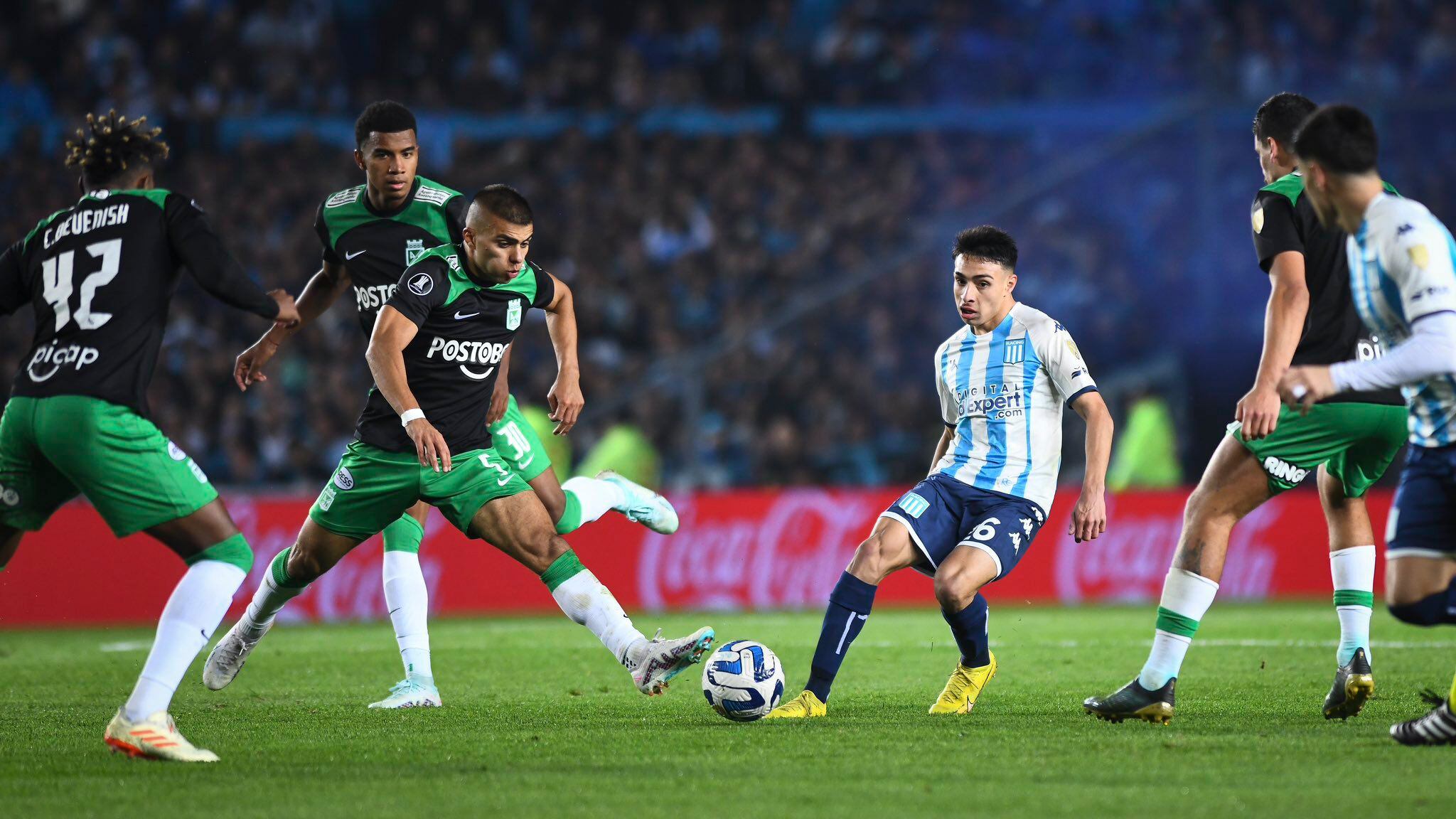 Cuatro hombres de Atlético Nacional intentar frenar el talento del joven extremo de Racing