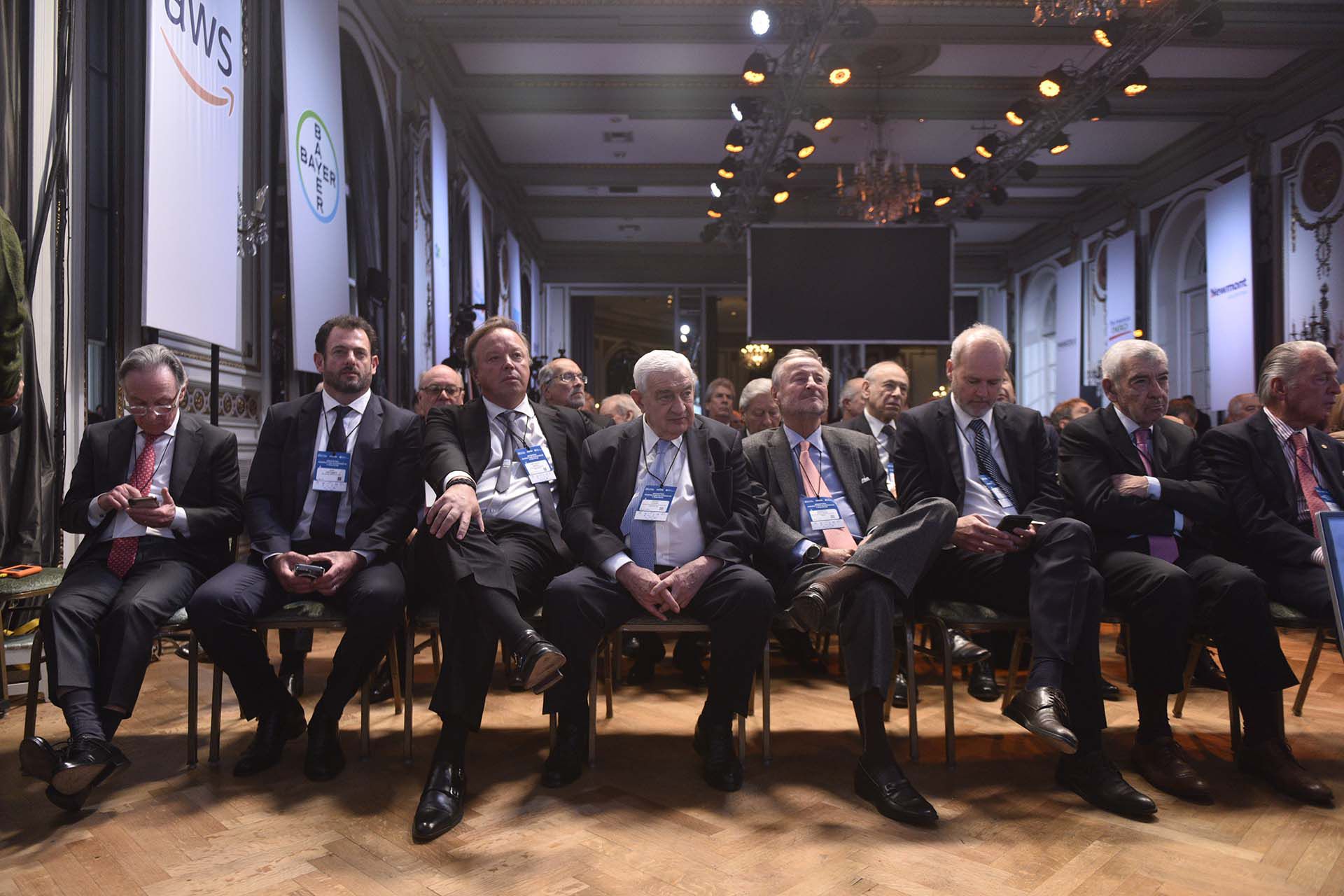 Varios de los principales empresarios del país, en primera fila, escuchando los discursos en el Council of the Americas