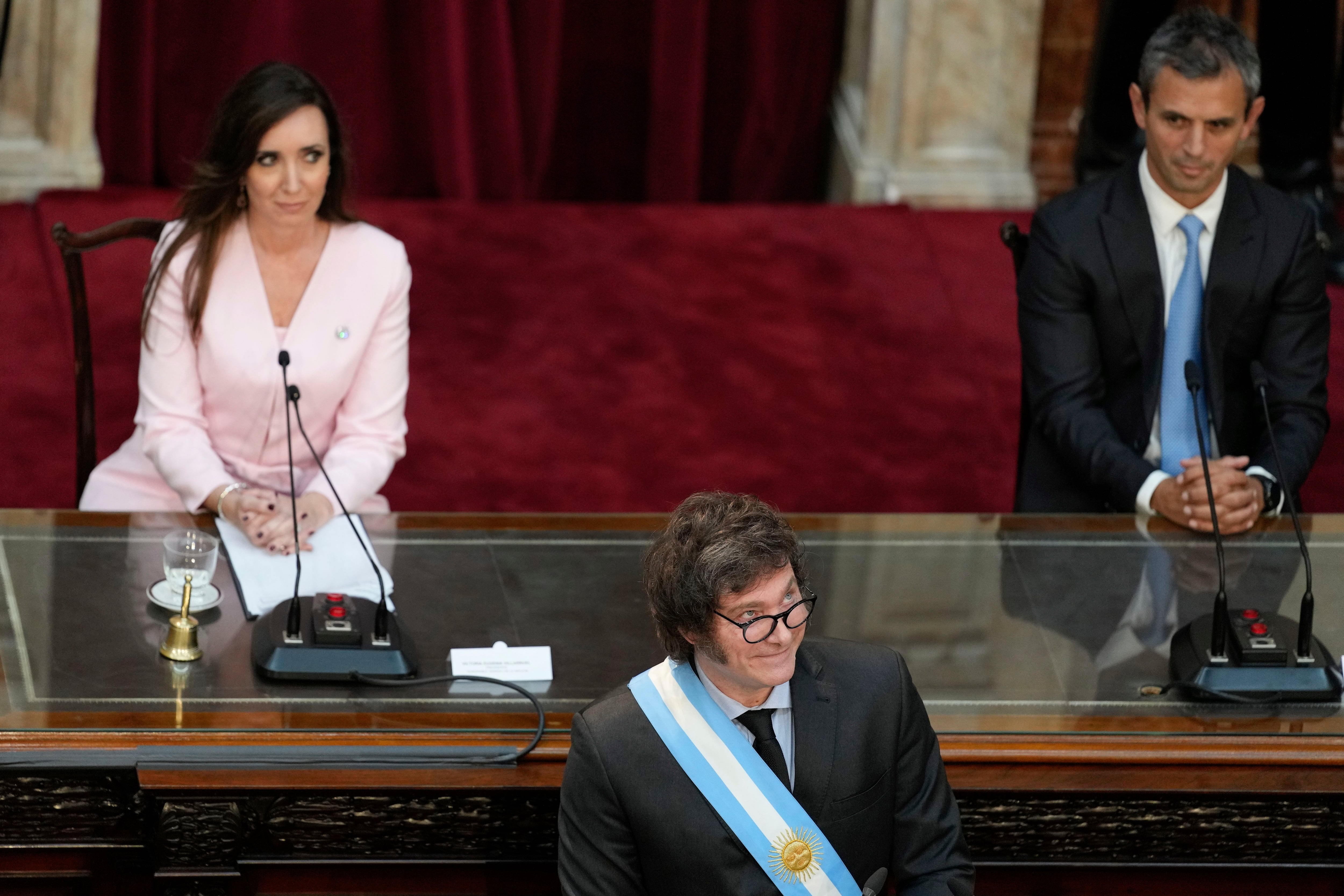 El presidente argentino, Javier Milei, se dirige a diputados en la sesión de apertura legislativa en Buenos Aires, Argentina, el viernes 1 de marzo de 2024. Detrás a su izquierda, la vicepresidenta Victoria Villarruel. (AP Foto/Natacha Pisarenko)