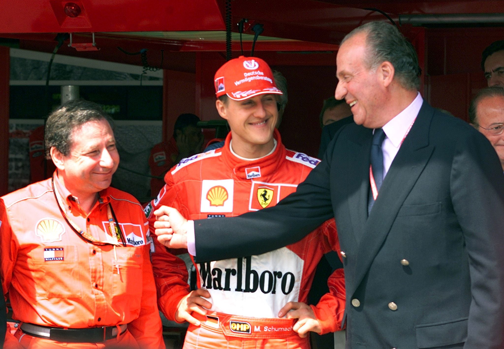 El Rey Juan Carlos junto a Michael Schumacher y el por entonces líder de Ferrari, Jean Todt (Reuters)