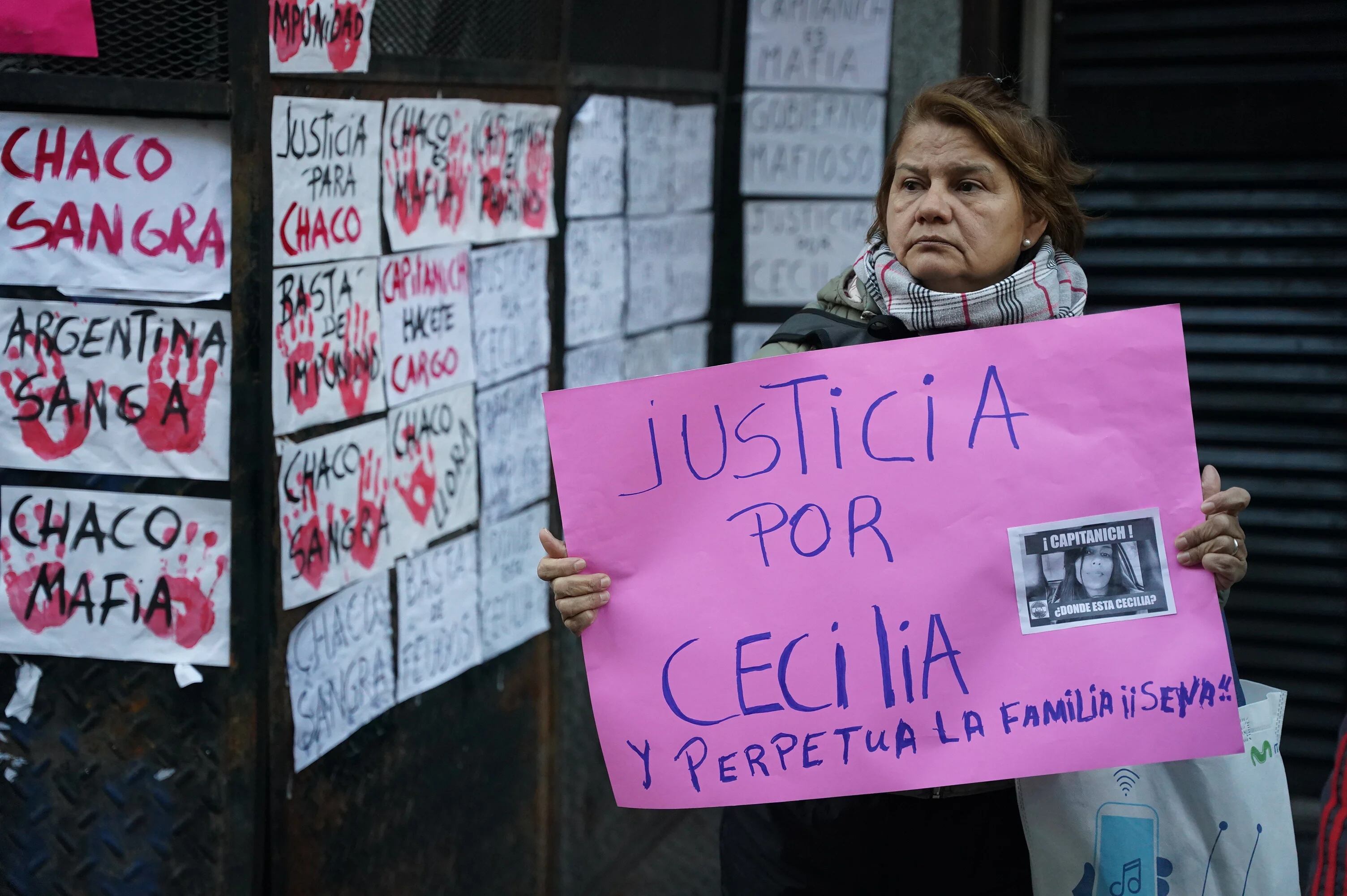 A pesar del frío, desde temprano varias personas se acercaron a la Avenida Callao al 300 con distintos carteles 