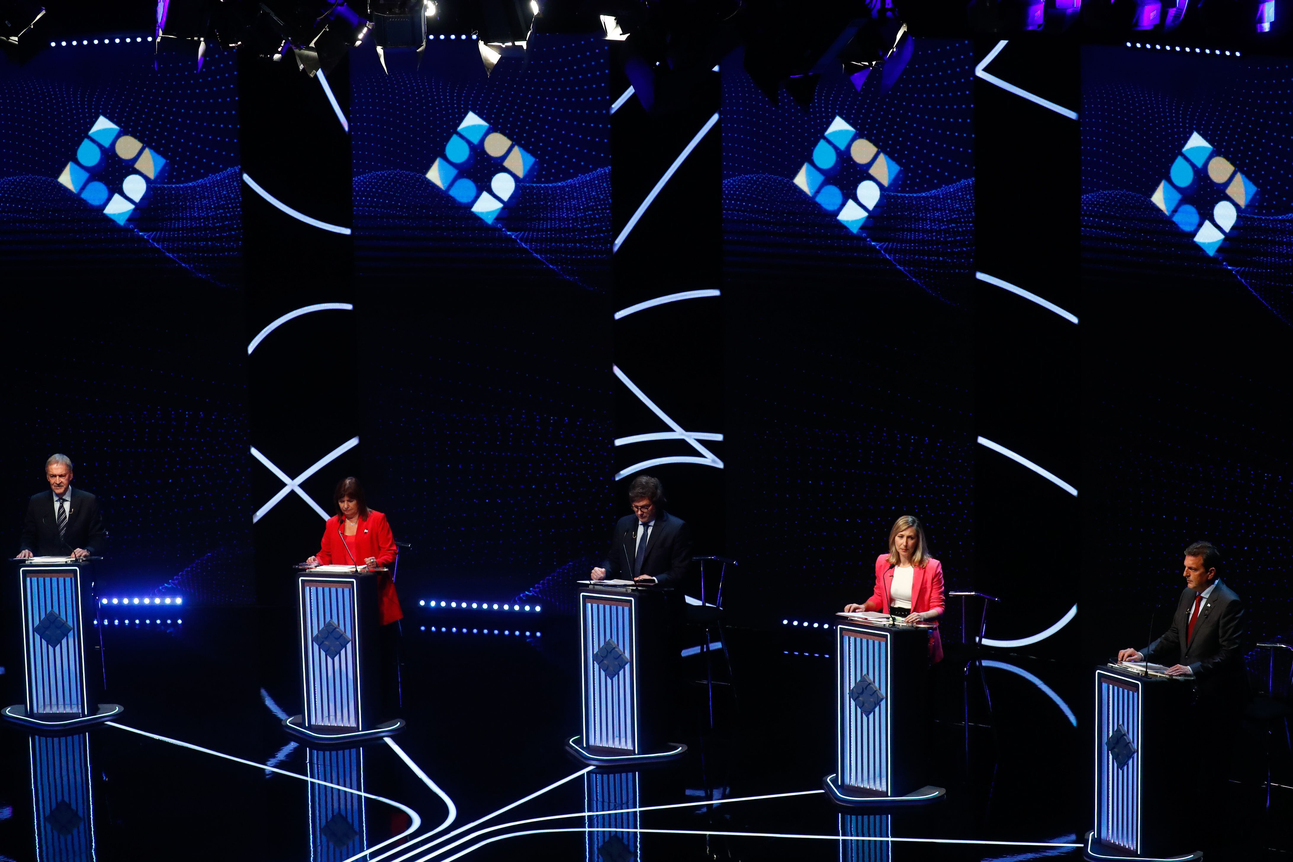 Los cinco candidatos a la Presidencia de Argentina participaron en un segundo debate electoral en el que hablaron entre otros asuntos sobre seguridad, trabajo y vivienda(EFE/ Agustín Marcarian POOL)
