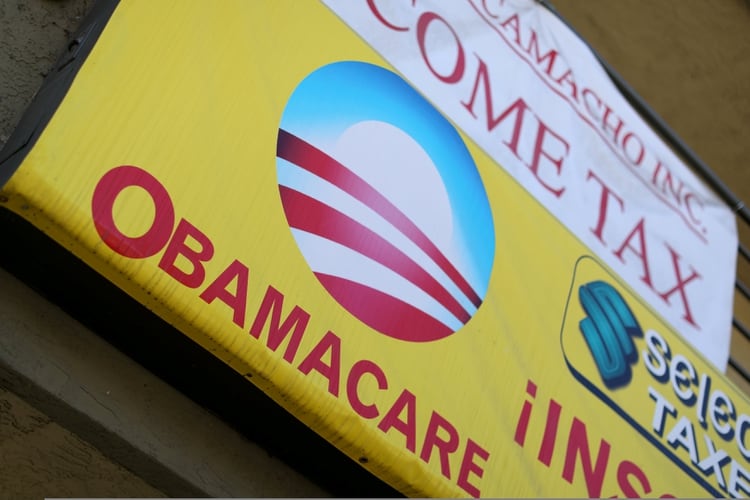 Un cartel en una tienda de seguros anuncia Obamacare en San Ysidro, San Diego, California, EE. UU (REUTERS / Mike Blake / Archivo)