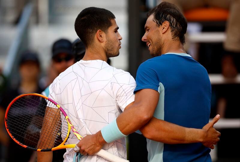 Los españoles Carlos Alcaraz y Rafael Nadal se saludan después del partido de cuartos de final del ATP Masters 1000 del Abierto de Madrid de 2022. (REUTERS/Juan Medina)
